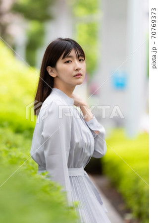 屋外　緑　女性 70769373