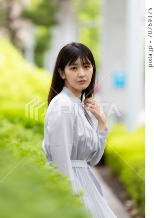 屋外　緑　女性 70769375