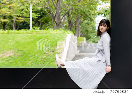 屋外　緑　女性 70769384