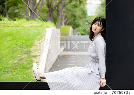 屋外　緑　女性 70769385