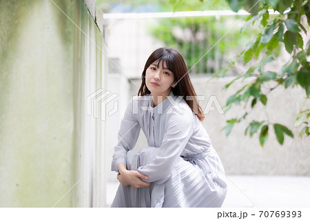 屋外　緑　女性 70769393