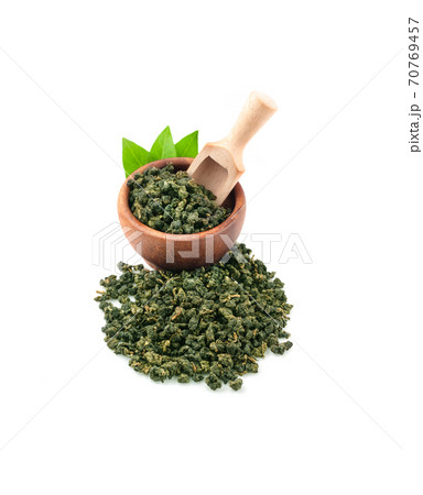 Dry oolong tea leaves isolated on white Dry oolong tea leaves isolated on white 70769457