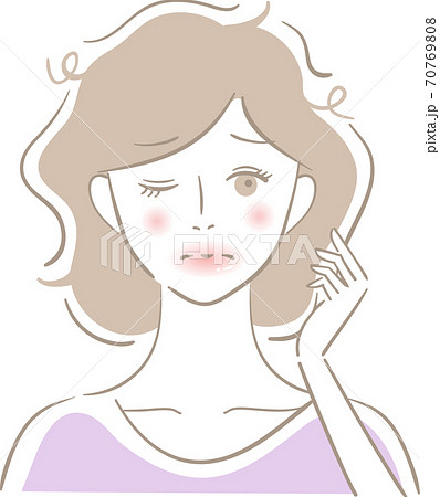 髪がまとまらない女性 70769808