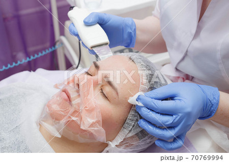 woman getting ultrasound skin cleaning at beauty salon 70769994