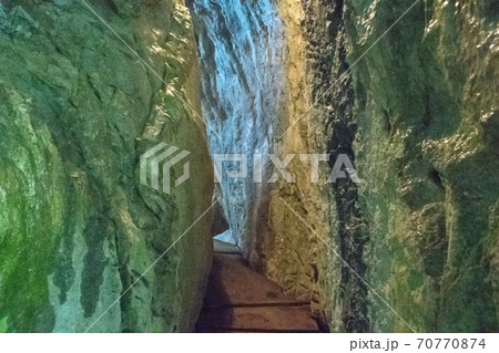 上帝釈の唯一見学可能な鍾乳洞　白雲洞 70770874