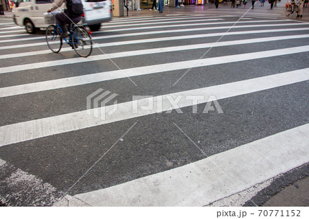 スクランブル交差点を渡る乗り物 70771152