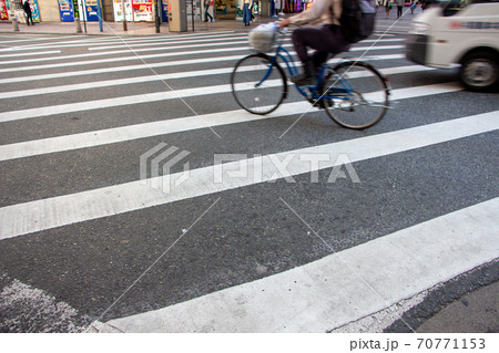 スクランブル交差点を渡る乗り物 70771153