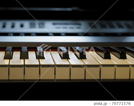 シンセサイザー・MDIキーボードの鍵盤 70771576