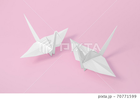 Origami Bird, bird paper crane on pink background 3d rendering. 3d illustration pair of bird paper craft for Hiroshima remembrance day minimal style concept. 70771599