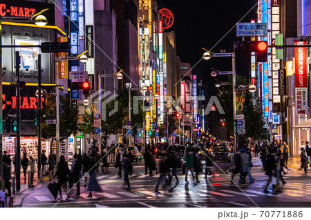 日本の東京都市景観 コロナ禍でも人通りが絶えない新宿駅東口の交差点などを望む(夜景) 日本の東京都市景観 コロナ禍でも人通りが絶えない新宿駅東口の交差点などを望む(夜景) 70771886