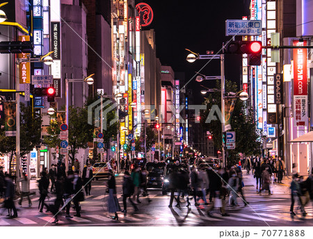 日本の東京都市景観 コロナ禍でも人通りが絶えない新宿駅東口の交差点などを望む(夜景) 日本の東京都市景観 コロナ禍でも人通りが絶えない新宿駅東口の交差点などを望む(夜景) 70771888