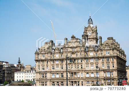 快晴の空の下のエジンバラの街並み　石のブロックでできた歴史的な建物 70773280