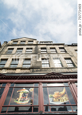 スコットランドエジンバラの街並み　歴史的な石造りの建物 70773469