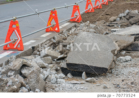 道路工事で撤去したアスファルトの廃棄物 道路工事で撤去したアスファルトの廃棄物 70773524