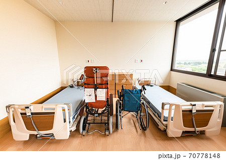 介護老人保健施設の広く明るい介護室 介護老人保健施設の広く明るい介護室 70778148