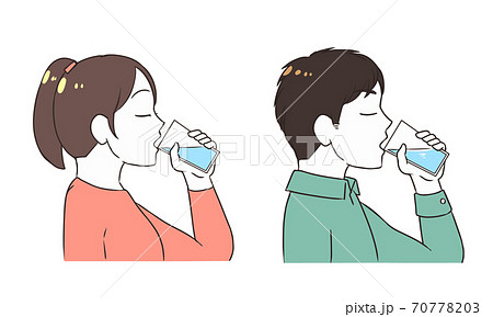 水を飲む 目を瞑る 水を飲む 目を瞑る 70778203