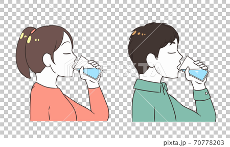 水を飲む 目を瞑る 水を飲む 目を瞑る 70778203
