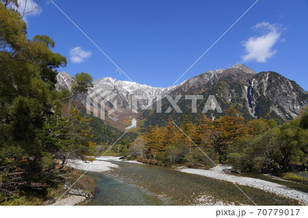 上高地の紅葉 初冠雪した明神岳と穂高の三段紅葉 上高地の紅葉 初冠雪した明神岳と穂高の三段紅葉 70779017