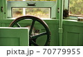 レトロな電車の運転席 70779955