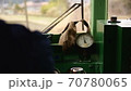 レトロな電子やの運転席 70780065