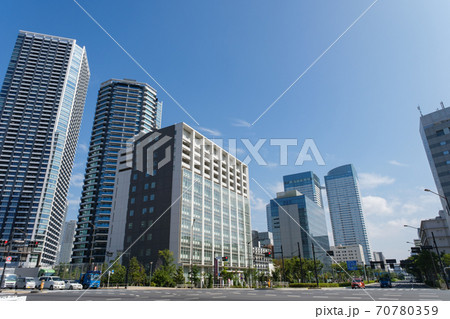 都市風景　月島警察署前の街並み　東京都中央区 70780359