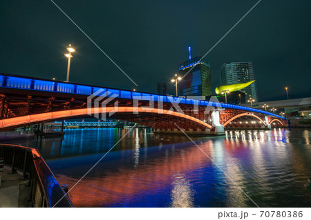 ライトアップされた吾妻橋とアサヒスーパードライホール<2020年10月> ライトアップされた吾妻橋とアサヒスーパードライホール<2020年10月> 70780386
