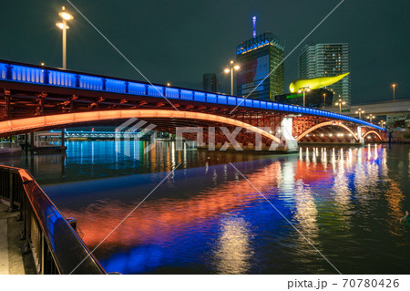 ライトアップされた吾妻橋とアサヒスーパードライホール<2020年10月> ライトアップされた吾妻橋とアサヒスーパードライホール<2020年10月> 70780426