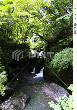 山梨県の奥山温泉近くにある無名瀑 山梨県の奥山温泉近くにある無名瀑 70780490