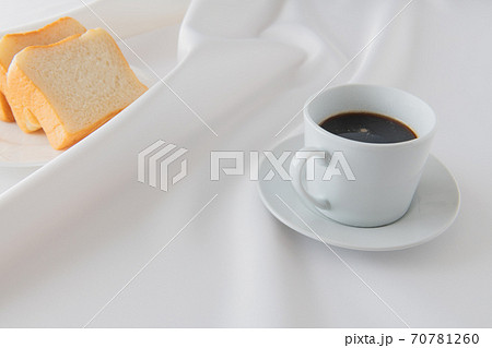 テーブルクロスとコーヒーカップ イメージ 70781260
