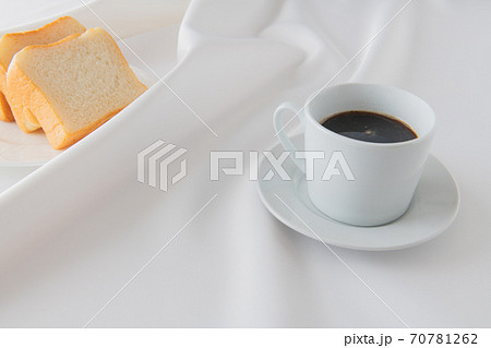 テーブルクロスとコーヒーカップ イメージ 70781262