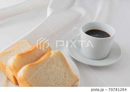 テーブルクロスとコーヒーカップ イメージ 70781264
