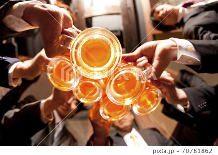 ビールで乾杯するビジネスマン 70781862