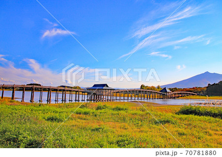 津軽冨士見湖に架かる、日本一の木造三連太鼓橋、鶴の舞橋 70781880