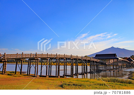 津軽冨士見湖に架かる、日本一の木造三連太鼓橋、鶴の舞橋 津軽冨士見湖に架かる、日本一の木造三連太鼓橋、鶴の舞橋 70781886