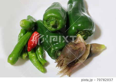 緑色の野菜の集合ピーマンとうがらしみょうが 緑色の野菜の集合ピーマンとうがらしみょうが 70782037