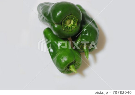 緑色の野菜ピーマン 70782040