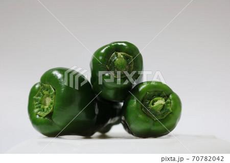 緑色の野菜ピーマン 緑色の野菜ピーマン 70782042