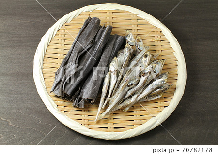 和風出汁の材料、煮干しと昆布 70782178