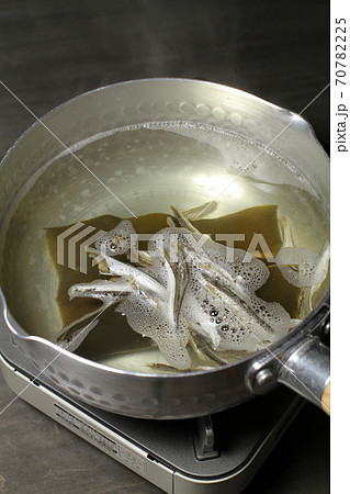 和風出汁、煮干しと昆布の出汁とりシーン 和風出汁、煮干しと昆布の出汁とりシーン 70782225