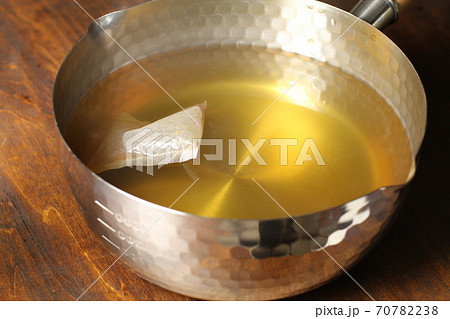 和風出汁、粉末出汁パックで出汁を取る､調理シーン 70782238