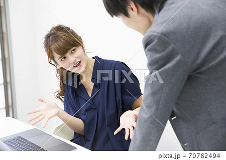 怒られるOL 70782494