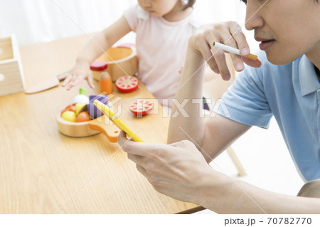 幼児と喫煙する父親 幼児と喫煙する父親 70782770