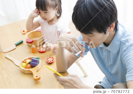 幼児と喫煙する父親 幼児と喫煙する父親 70782772