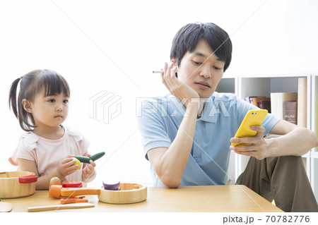 幼児と喫煙する父親 70782776