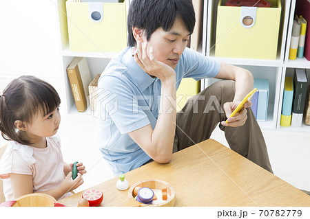 幼児と喫煙する父親 70782779