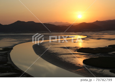 夕日 夕暮れ 海岸 70782799