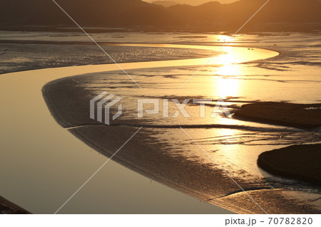夕暮れ 浜 海岸 70782820