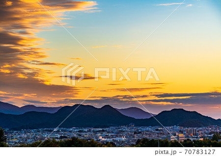 （静岡県）箱根西麓から眺める、三島・沼津の街並みと夕陽 70783127