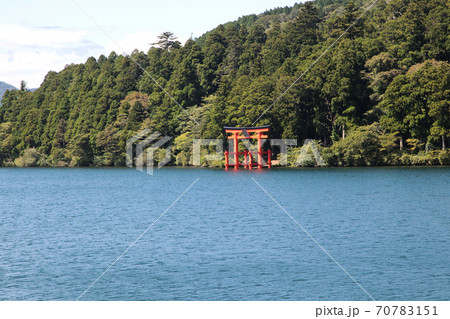箱根・芦ノ湖の赤い鳥居・箱根神社 70783151