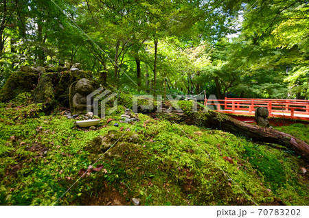 京都大原　三千院　おさな・六地蔵　参道　律川の風景 70783202
